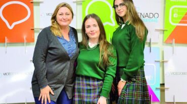 La profesora Norma Stieben junto a Soledad y Oriana antes de exponer su proyecto en Senado Juvenil. Prensa Senado Juvenil