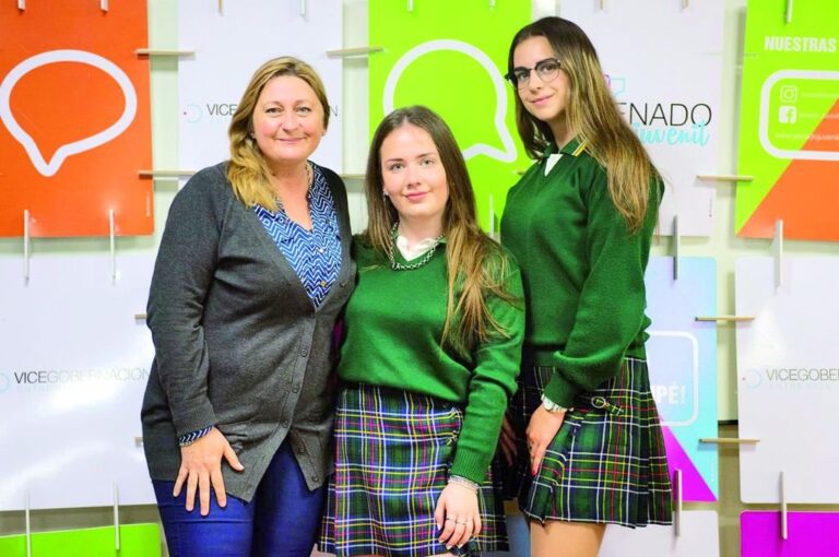 La profesora Norma Stieben junto a Soledad y Oriana antes de exponer su proyecto en Senado Juvenil. Prensa Senado Juvenil