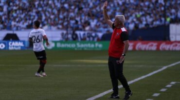 De Felippe en cancha de Racing. Prensa NOB