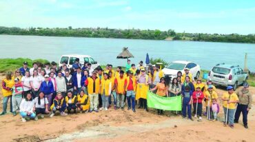 Clubes y organizaciones sociales se reunieron en la costa del río Uruguay para limpiar el entorno ribereño.  Gentileza Club de Leones de Concordia