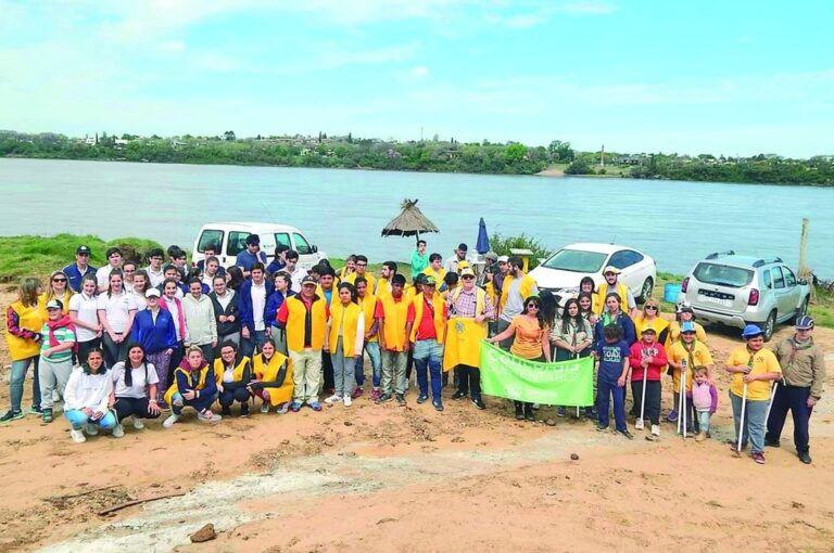 Clubes y organizaciones sociales se reunieron en la costa del río Uruguay para limpiar el entorno ribereño.  Gentileza Club de Leones de Concordia