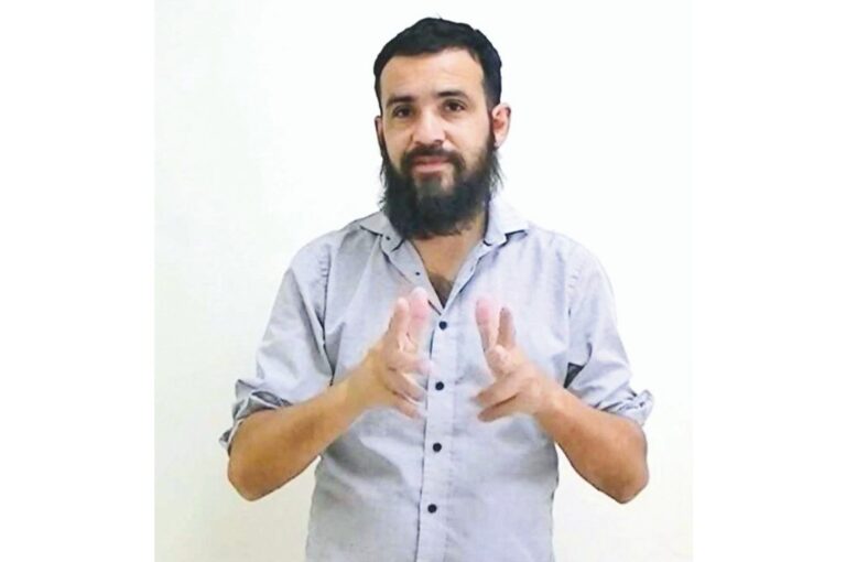 Realizaron la Interpretación y traducción de esta entrevista con Sebastián Uriel Acosta: Lorena Caraduje y Natalia Sánchez