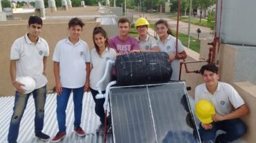Los estudiantes presentaron e instalaron un colector solar