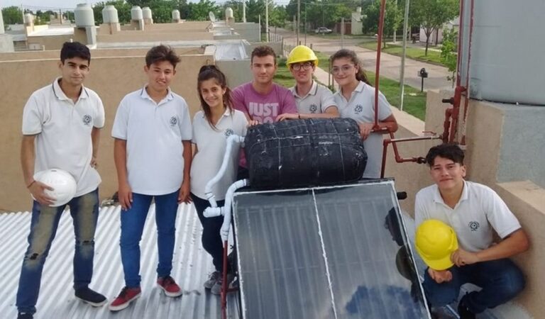Los estudiantes presentaron e instalaron un colector solar