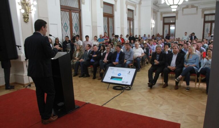 Autoridades provinciales y legisladores participaron del acto de presentación del programa 'Iluminá tu provincia'. Guillermo Di Salvatore.