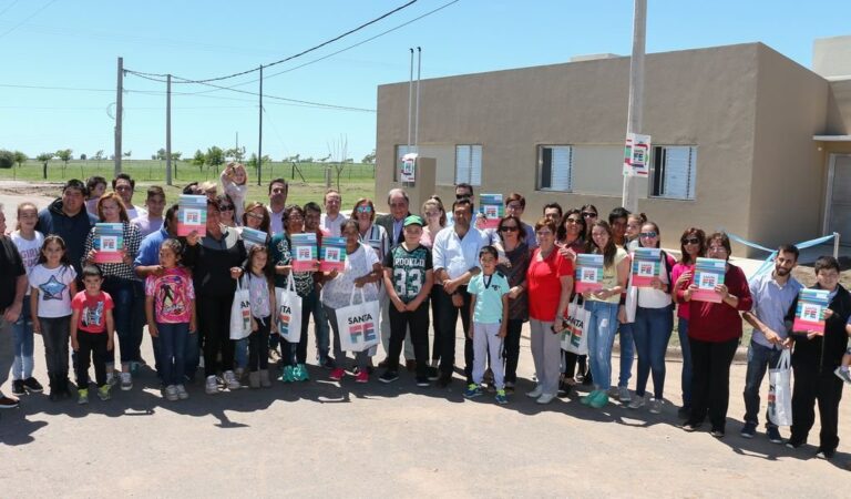 Durante el acto también se concretó la firma del contrato de obra para iniciar la construcción de 20 viviendas más. Gentileza: prensa Gobierno de Santa Fe.