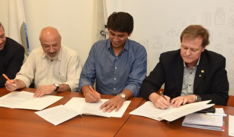 Autoridades municipales y de la Aehgar firmaron el acuerdo. Gentileza: prensa Municipalidad de Rosario.