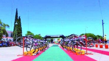 Parte del parque cerrado de La Paz. La prueba internacional volverá a impresionar con la cantidad de participantes y la adhesión popular. Agustina Acuña - Trialapaz.com.ar.