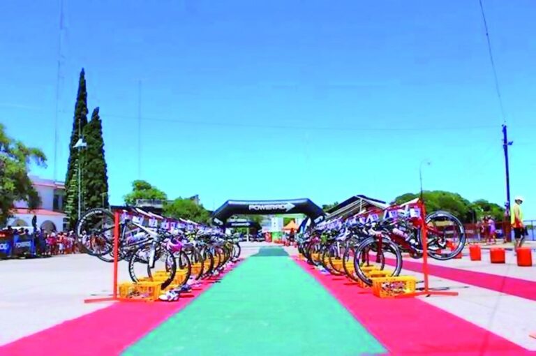 Parte del parque cerrado de La Paz. La prueba internacional volverá a impresionar con la cantidad de participantes y la adhesión popular. Agustina Acuña - Trialapaz.com.ar.
