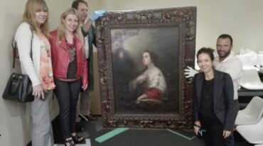 El grupo de trabajo posa junto a la obra recuperada. Analía García (la segunda de izq. a der.) es la directora del Museo Estévez. Gentileza Museo
