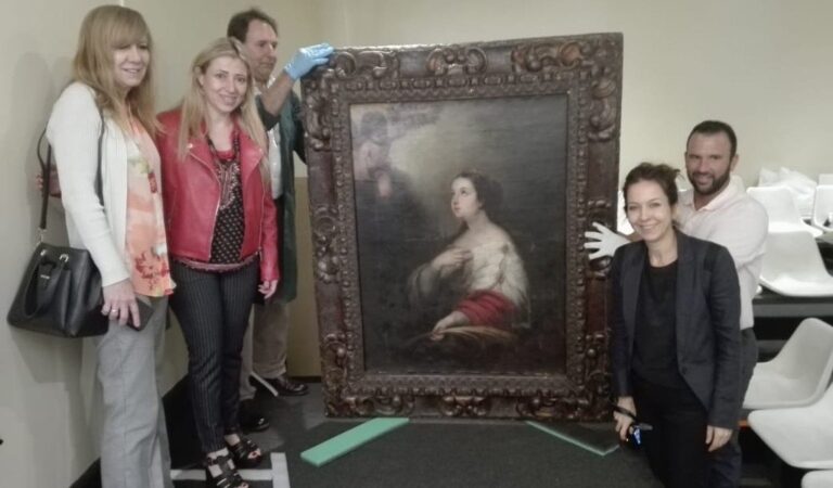 El grupo de trabajo posa junto a la obra recuperada. Analía García (la segunda de izq. a der.) es la directora del Museo Estévez. Gentileza Museo