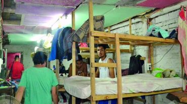 En dos pequeñas casas convivieron 54 personas que llegaron a Concordia por una oferta de trabajo en las plantaciones de arándanos.  Municipalidad de Concordia