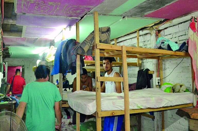 En dos pequeñas casas convivieron 54 personas que llegaron a Concordia por una oferta de trabajo en las plantaciones de arándanos.  Municipalidad de Concordia