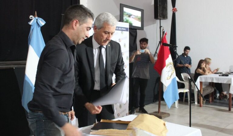 El secretario Bertoni presidió la apertura de sobres con las ofertas. Gentileza: prensa Gobierno de Santa Fe.