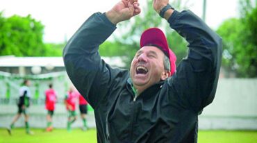 La alegría y emoción del DT Verón con su infaltable gorra roja. Gentileza Paraná Campaña-Diario Digital