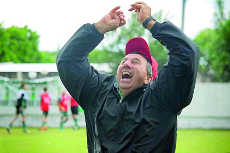 La alegría y emoción del DT Verón con su infaltable gorra roja.  Gentileza Paraná Campaña-Diario Digital