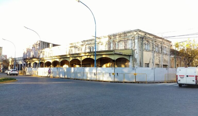 Ex Almacenes Ripamonti. Desde su apertura en 1888 -hasta su cierre definitivo en 1973- se convirtió en el mayor proveedor de toda la región y transformó a Rafaela en un polo comercial del oeste santafesino. Hoy buscan devolverse su esplendor. Mirador Provincial.