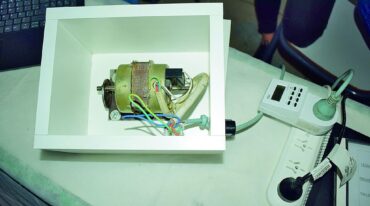 El despertador está compuesto por una caja de madera que tiene en su interior un motor ventilador con una rueda excéntrica y produce la vibración una vez que el temporizador llega a su hora programada.