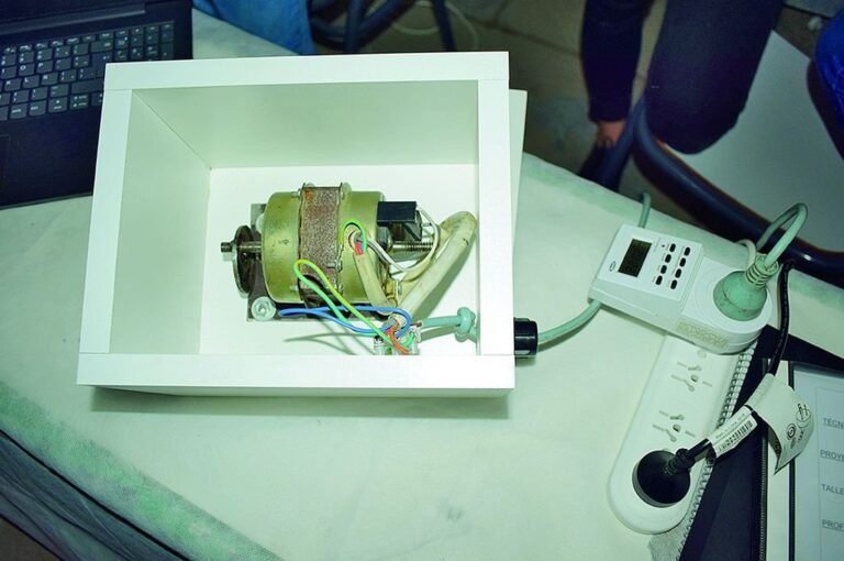 El despertador está compuesto por una caja de madera que tiene en su interior un motor ventilador con una rueda excéntrica y produce la vibración una vez que el temporizador llega a su hora programada.