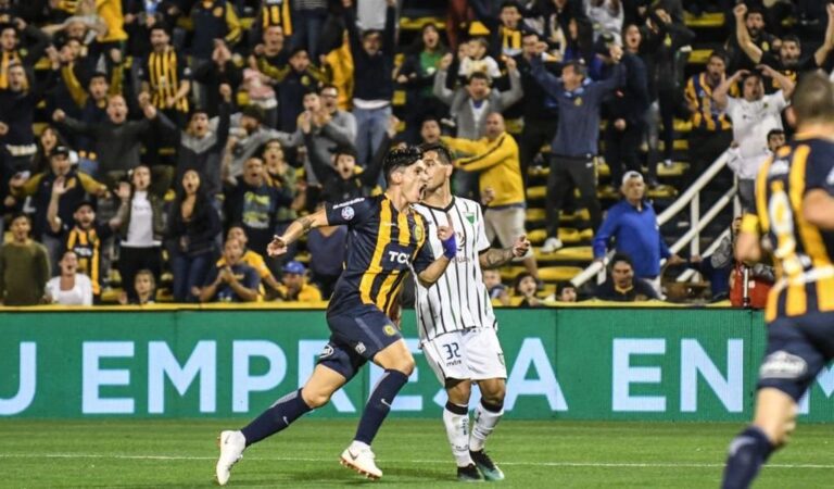 Alfonso Parot festeja su gol