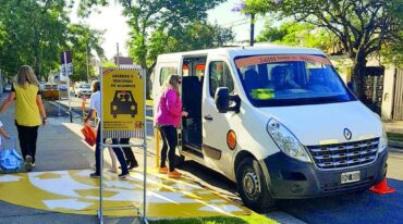 El corredor seguro se extiende por el frente de la Escuela del CAE y tiene tres explanadas para que los alumnos asciendan y desciendan del vehículo.