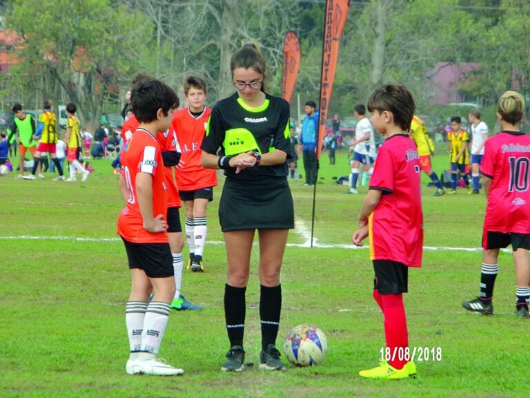 Florencia en acción. Una de sus participaciones en un partido oficial.  Marcelo Miño