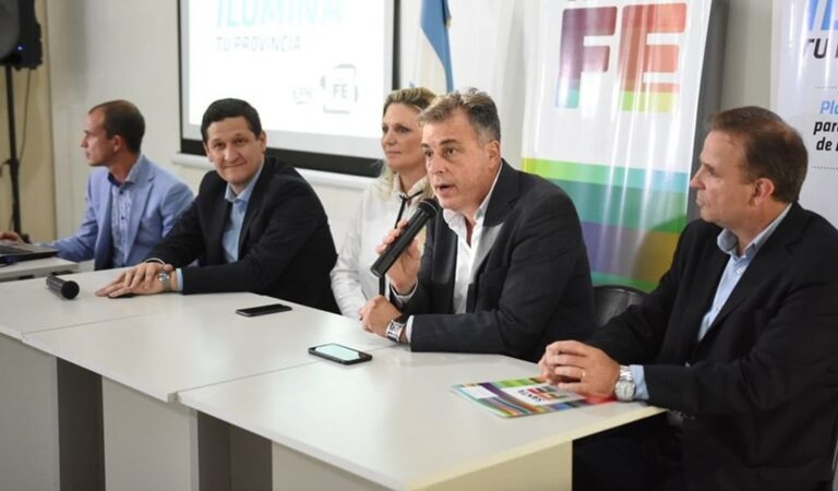 El intendente Castellano estuvo acompañado de Maximiliano Neri y Verónica Geese. Gentileza: prensa Gobierno de Santa Fe.