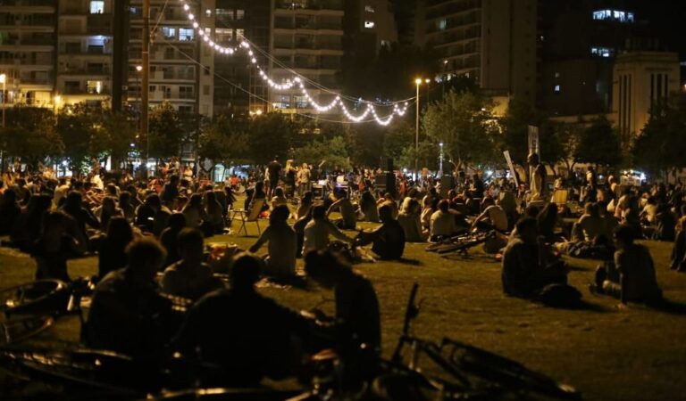 El Picnic Nocturno busca ocupar los espacios públicos en horarios en donde el flujo de gente es menor.  Gentileza: prensa Municipalidad de Rosario.