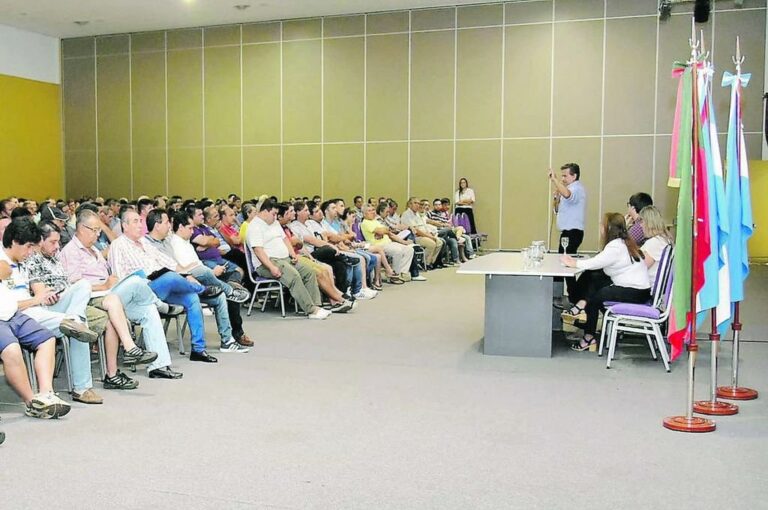 Los 500 remiseros y taxistas que asistieron al curso