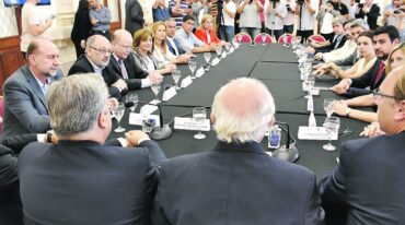 Lifschitz y cuatro de sus colaboradores recibieron a un buen número de legisladores nacionales por Santa Fe para hablar de la deuda de Nación y analizar posibles nuevos pasos. Luis Cetraro