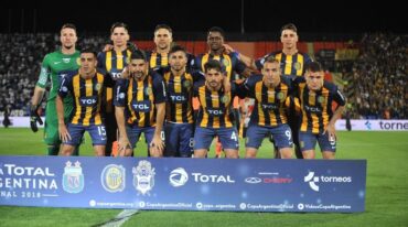 Los campeones posan antes del partido. Arriba: Jeremías Ledesma