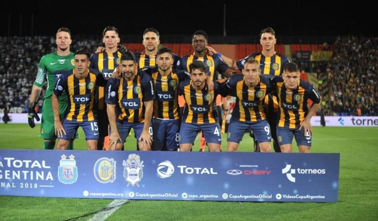 Los campeones posan antes del partido. Arriba: Jeremías Ledesma