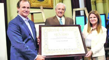 Mención de Honor para el locutor nacional con la presencia del gobernador Gustavo Bordet y la senadora Sigrid Kunath.