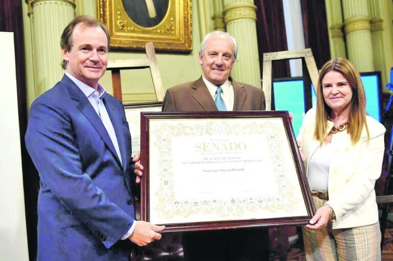 Mención de Honor para el locutor nacional con la presencia del gobernador Gustavo Bordet y la senadora Sigrid Kunath.