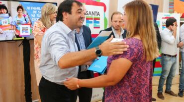 Leone entregó escrituras a familias de la ciudad de Santa Fe. Gentileza: prensa Gobierno de Santa Fe.