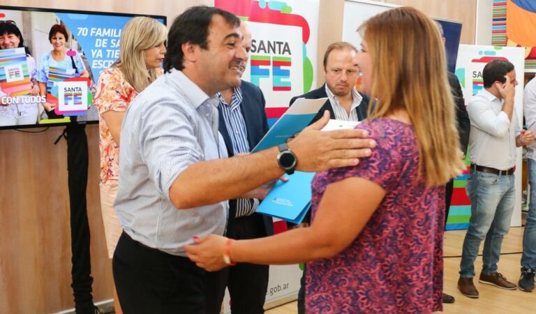 Leone entregó escrituras a familias de la ciudad de Santa Fe. Gentileza: prensa Gobierno de Santa Fe.