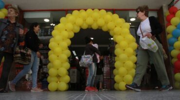 Abierto. Muchos comercios tienen distintas estrategias para promover las ventas