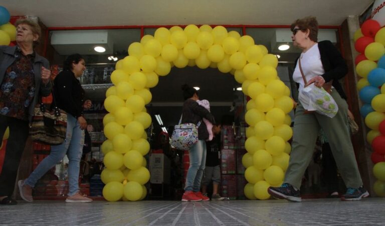 Abierto. Muchos comercios tienen distintas estrategias para promover las ventas