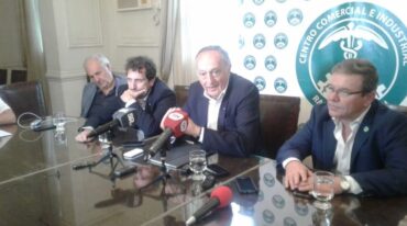 Jornada. Junto a directivos locales