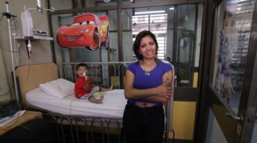Mamá. F. tiene 3 años y le dieron el alta recién hace seis meses. Hoy su vida depende de la alimentación que le da Natalia