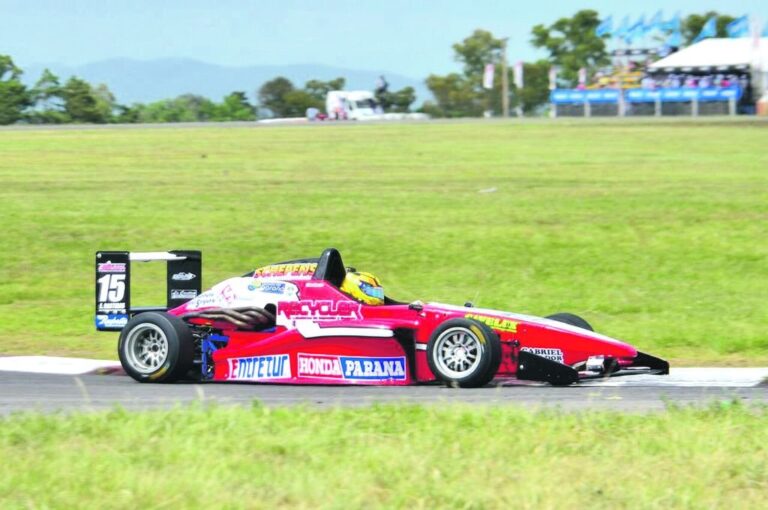El piloto paranaense no quedó conforme con el subcampeonato obtenido con su auto rojo de la Formula Renault 2.0.