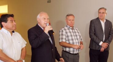 Habla el gobernador flanqueado por Marcos Escajadillo