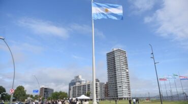 Ubicación estratégica. El mega mástil podrá observarse desde el ingreso a Rosario por el puente Rosario Victoria y se encuentra en un punto intermedio entre la avenida de la Costa y el Monumento a la Bandera. Gentileza: prensa Municipalidad de Rosario.