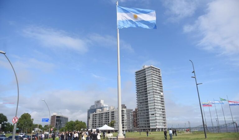 Ubicación estratégica. El mega mástil podrá observarse desde el ingreso a Rosario por el puente Rosario Victoria y se encuentra en un punto intermedio entre la avenida de la Costa y el Monumento a la Bandera. Gentileza: prensa Municipalidad de Rosario.