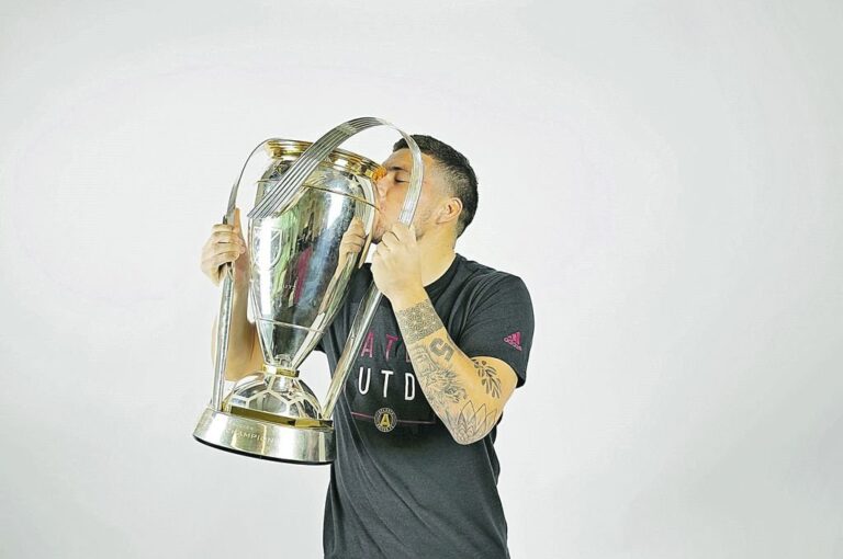 El volante nacido en Paraná besa la Copa ganada el fin de semana en la MLS con Atlanta United