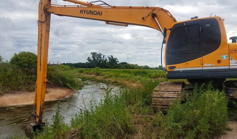 Los trabajos de limpieza del arroyo Cañada de Gómez y Los Ceibos comenzaron días atrás a partir del convenio que firmó la Municipalidad local con el Ministerio de Infraestructura provincial. Gentileza: prensa Municipalidad de Cañada de Gómez.