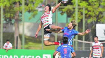 El paranaense Tomás Ferreyra y el cordobés Aníbal Panceyra Garrido -con la casaca santiagueña- se disputan la ovalada en el aire. Jano Colcerniani.
