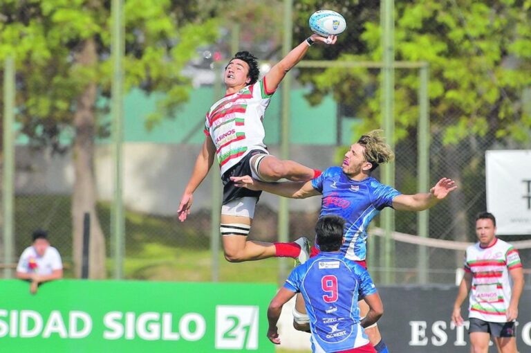 El paranaense Tomás Ferreyra y el cordobés Aníbal Panceyra Garrido -con la casaca santiagueña- se disputan la ovalada en el aire. Jano Colcerniani.