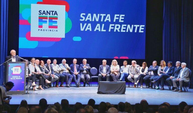 El gobernador hizo un balance de su gestión acompañado por todos sus ministros. Gentileza: prensa Gobierno de Santa Fe.