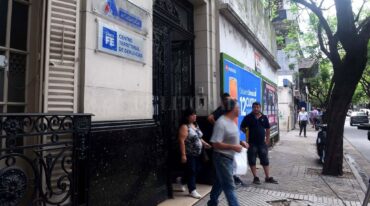El frente de la sede de las fiscalías de Rosario que fue baleado en la madrugada del jueves por desconocidos. Télam